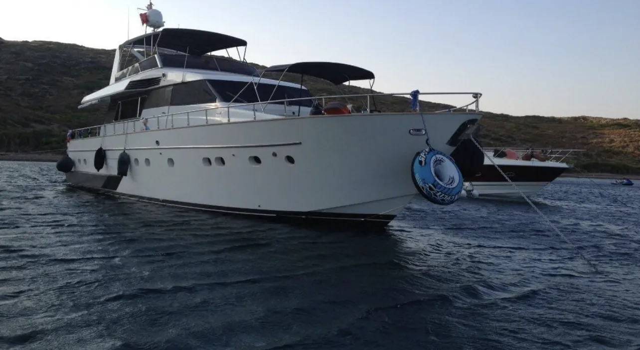 Göcek Kiralık 4 Kabinli 24.5m Motoryat - Fotoğraf 1