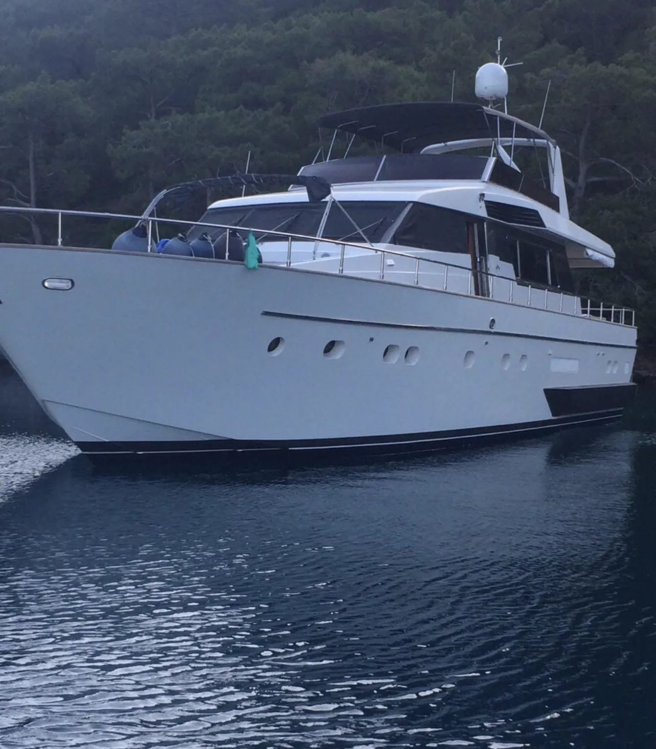 Göcek Kiralık 4 Kabinli 24.5m Motoryat - Fotoğraf 3