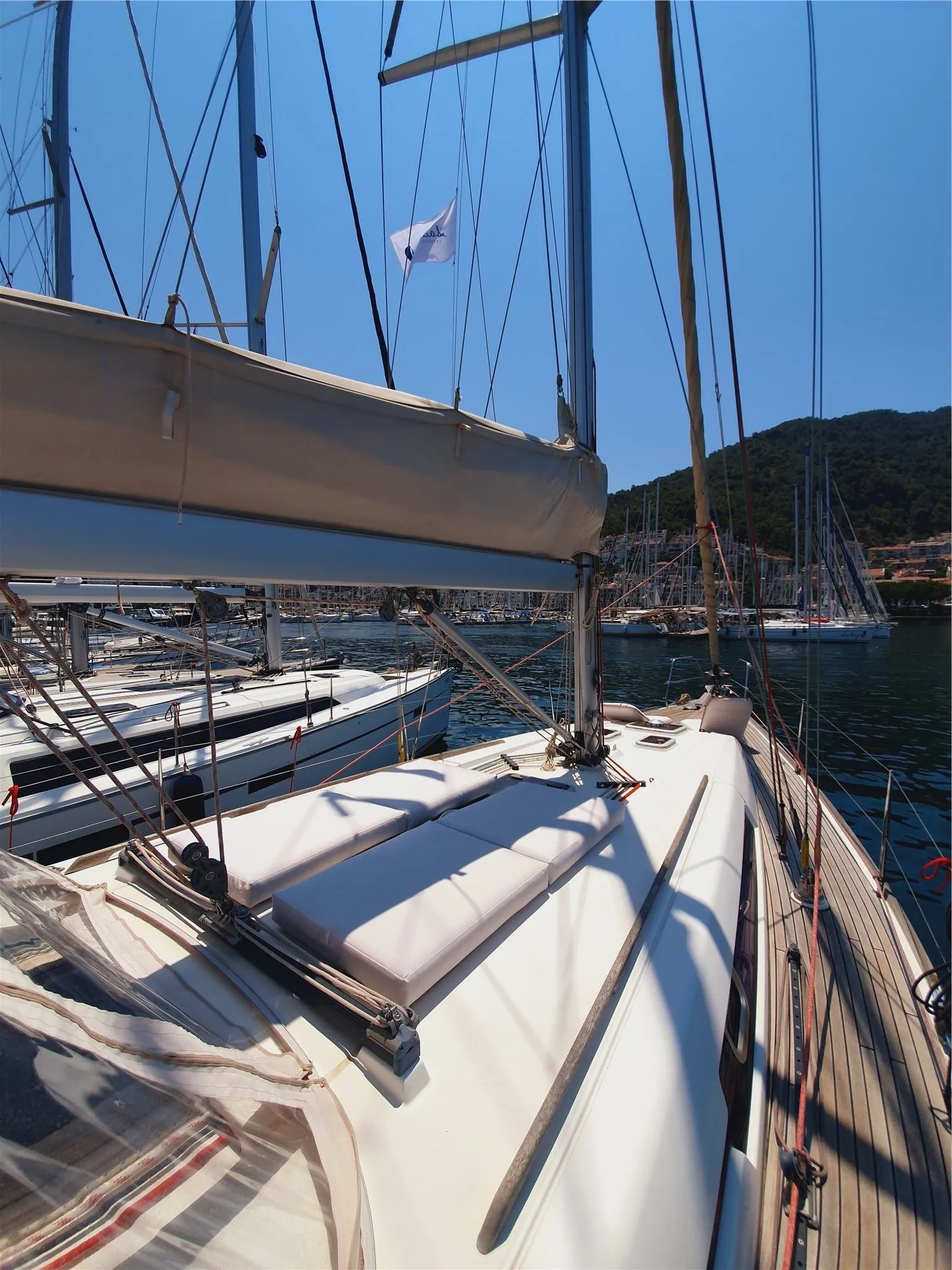 Rent a 12.2m Dufour 405 Sailing Yacht in Fethiye - Fotoğraf 5