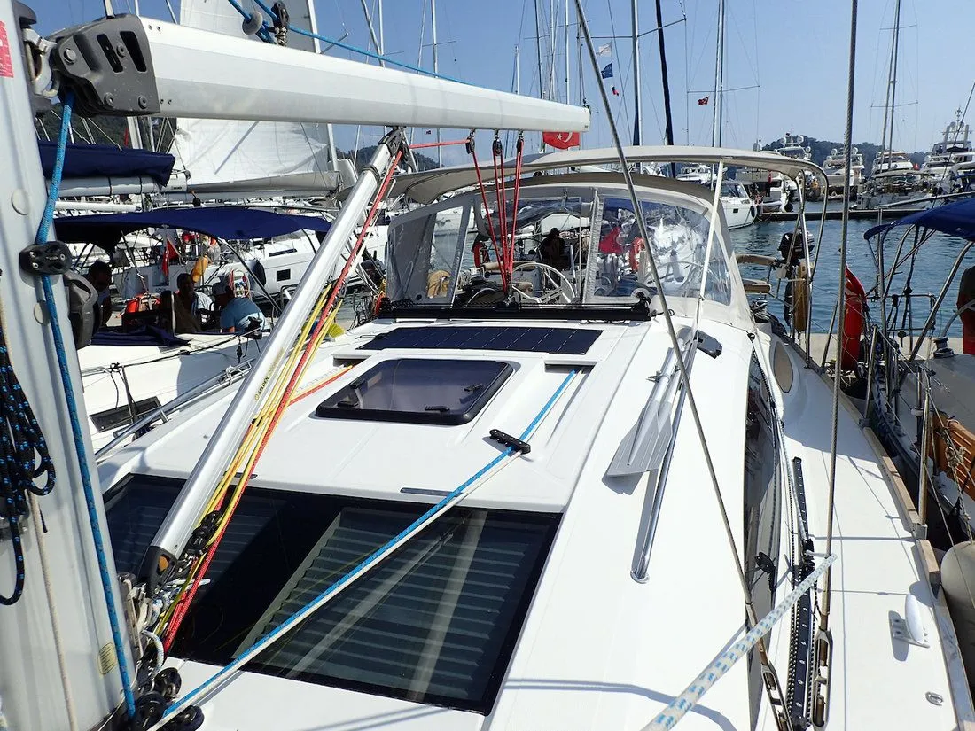 Charter a 13.85m Elan 444 Sailing Yacht in Göcek - Fotoğraf 5