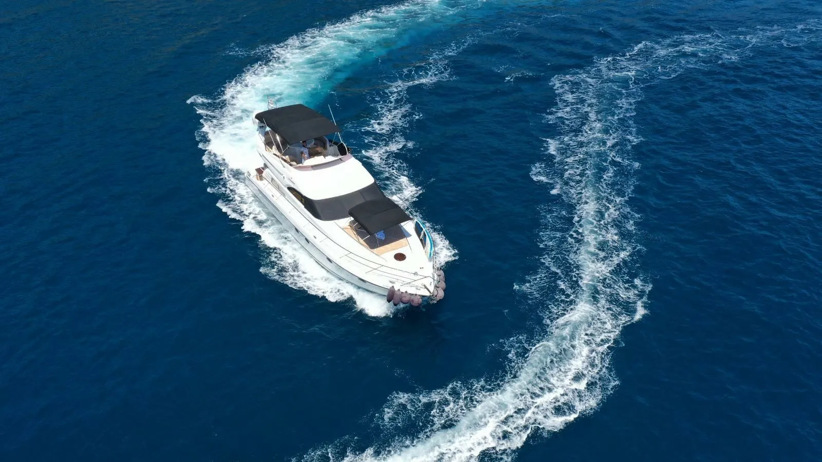 Charter a 17.5m Motor Yacht Fairline Squadron 55 in Göcek - Fotoğraf 3