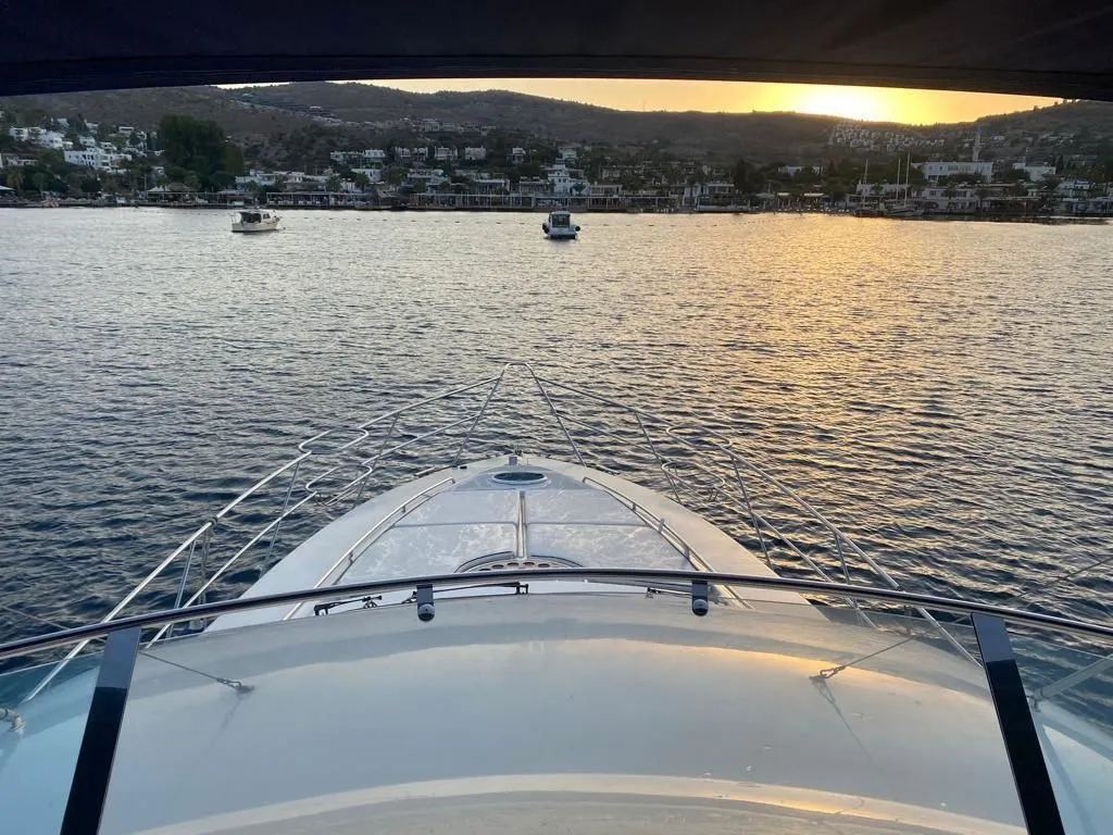 Explore Bodrum on a 17.05m Rental Motor Yacht Fairline Squadron 55 - Fotoğraf 2