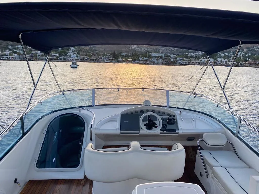 Explore Bodrum on a 17.05m Rental Motor Yacht Fairline Squadron 55 - Fotoğraf 3