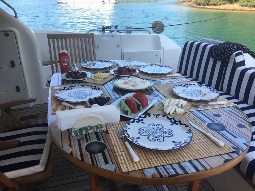 Rent a 18m Fairline Squadron 59 in Göcek - Fotoğraf 3