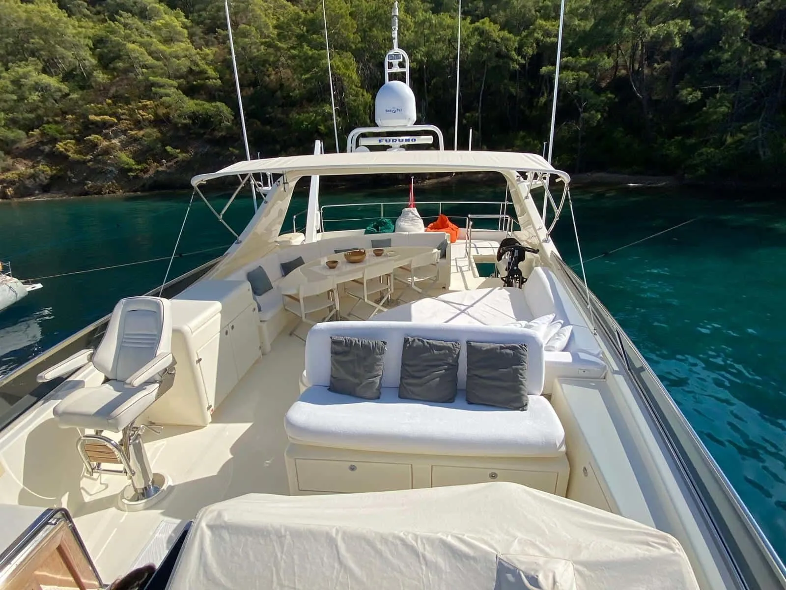 26.4m Göcek 4 Cabin Motor Yacht Hire - Fotoğraf 4