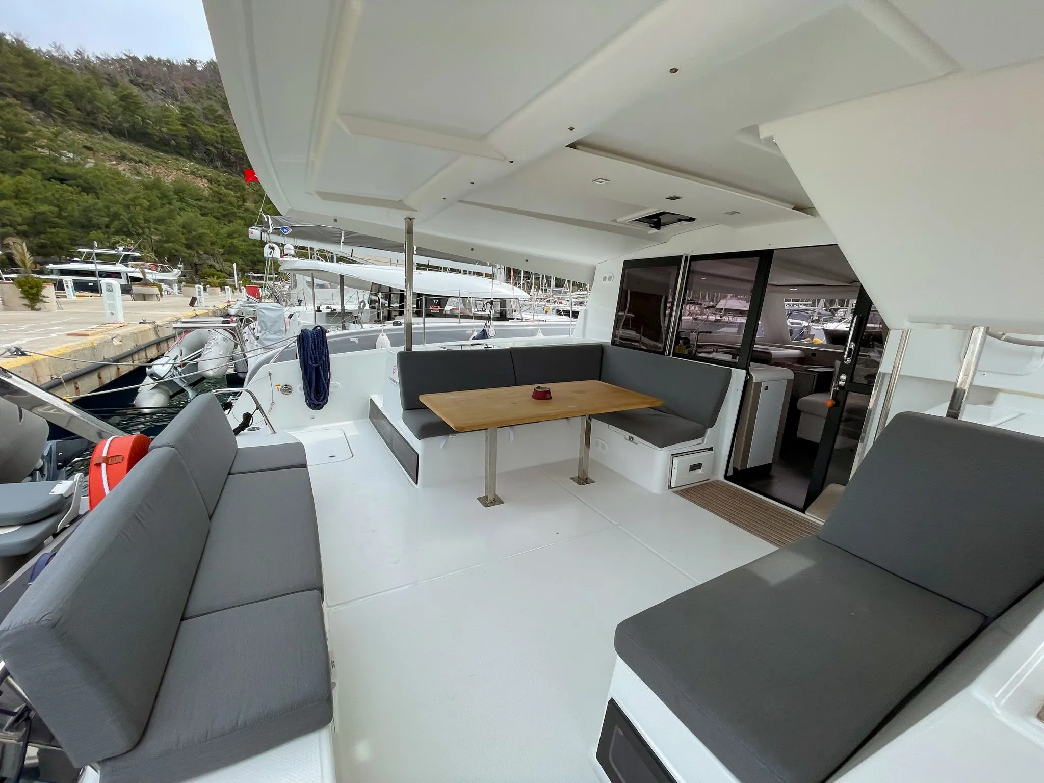 Mojjo Isla 40: Konforlu Catamaran Tatili - Fotoğraf 3