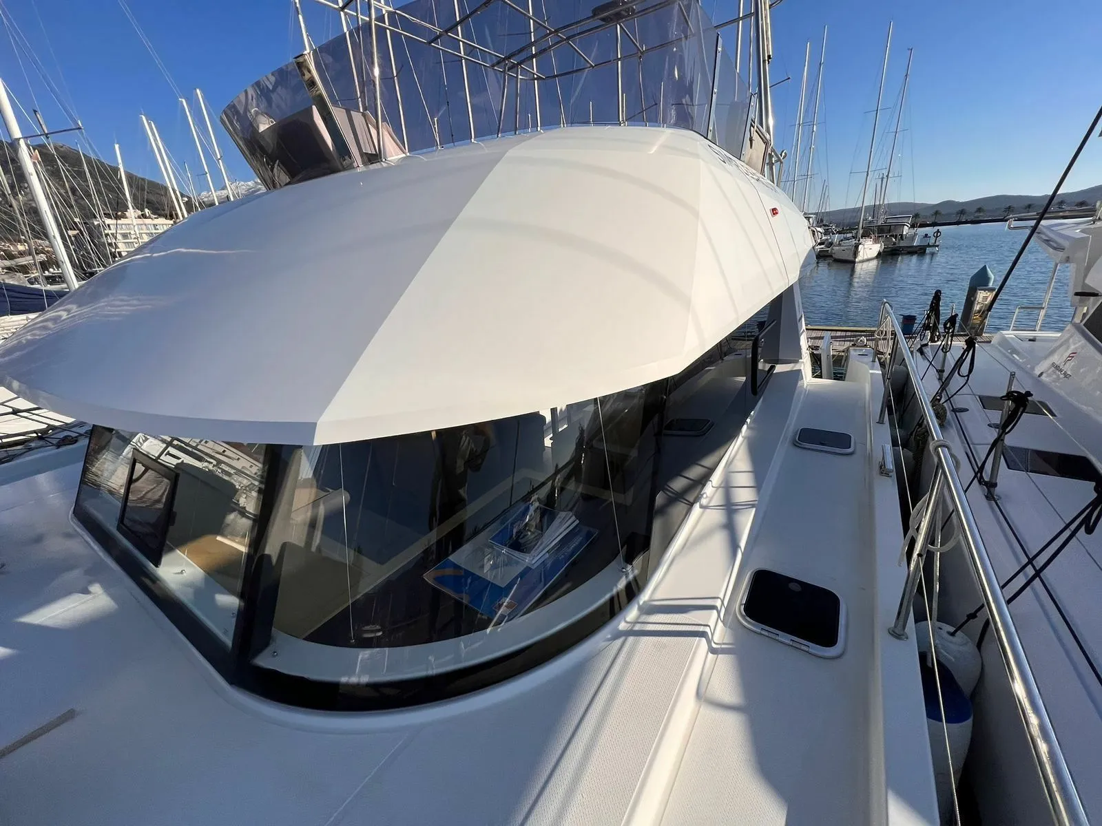 Rent a 11m Power Catamaran in Göcek - Fotoğraf 4