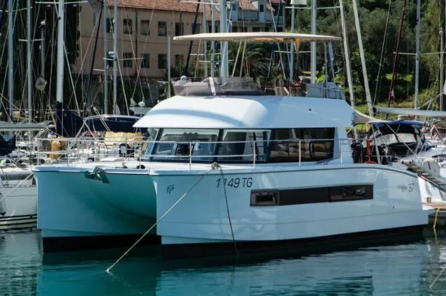 Rent a 11m Power Catamaran in Göcek - Fotoğraf 2
