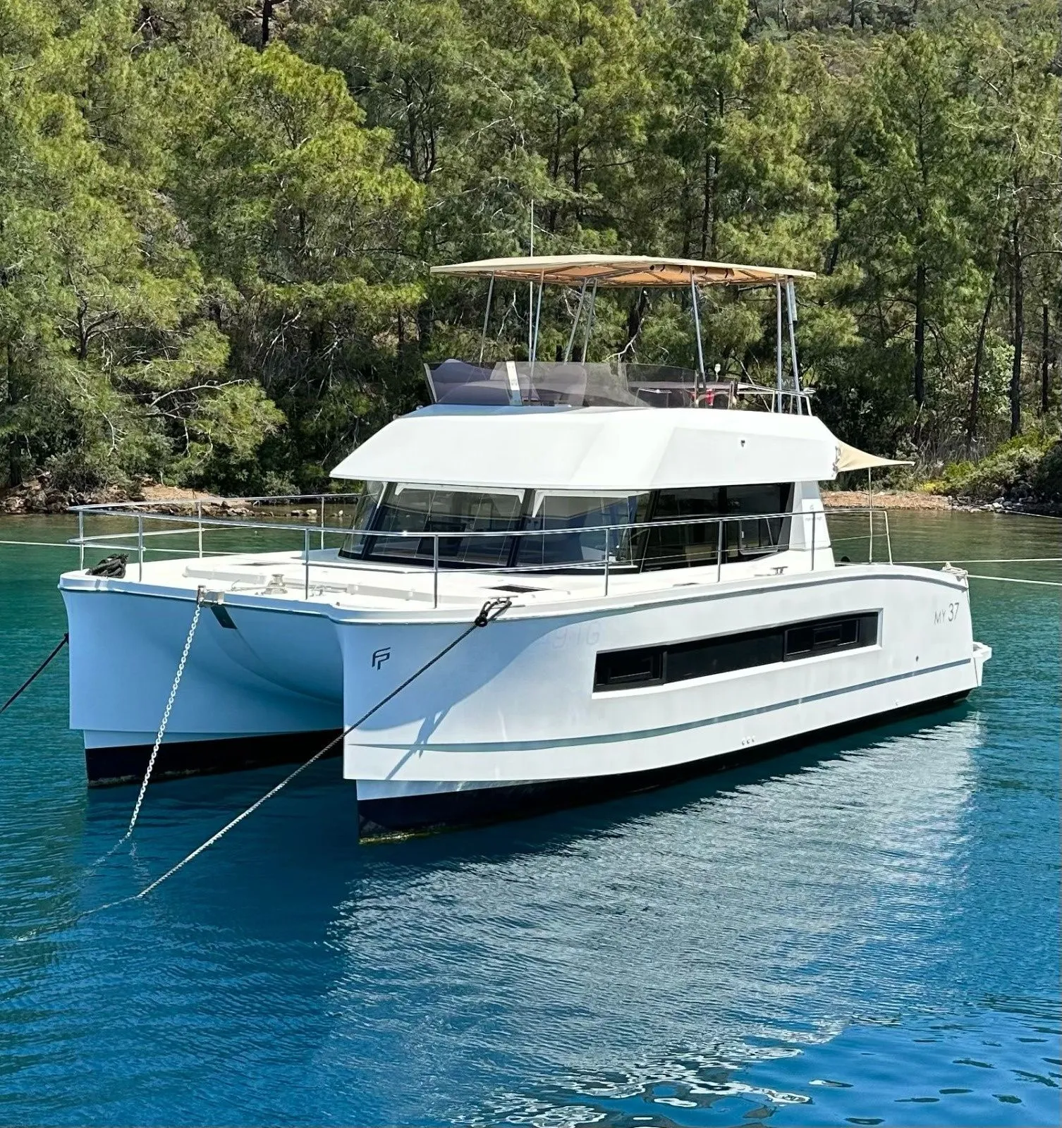 Rent a 11m Power Catamaran in Göcek - Fotoğraf 1