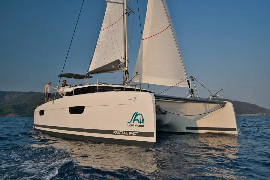 Explore Marmaris on a 13.94m Rental Fountaine Pajot Saona 47 - Fotoğraf 5