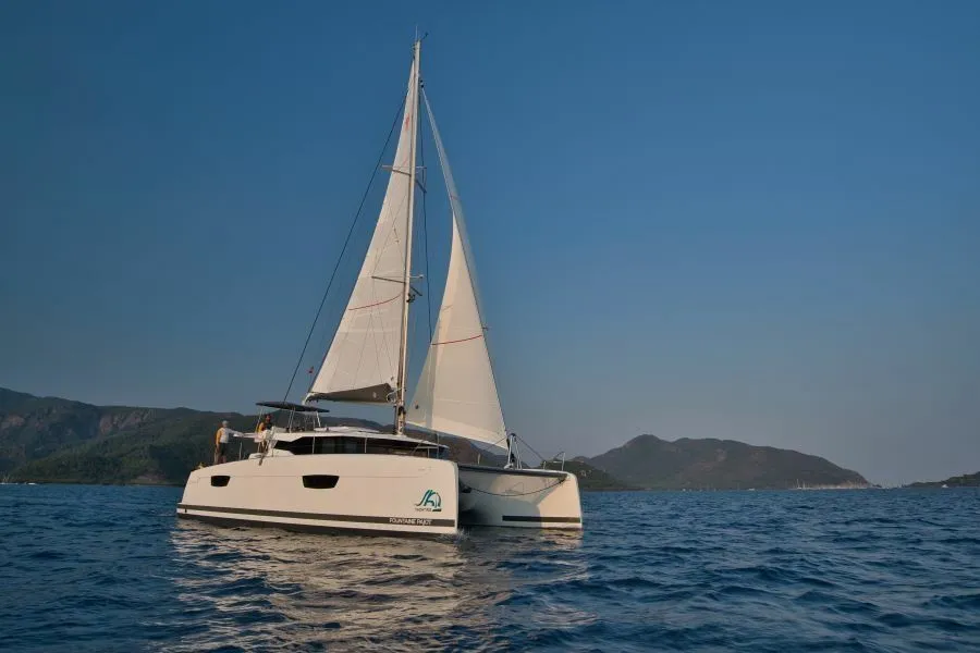 Explore Marmaris on a 13.94m Rental Fountaine Pajot Saona 47 - Fotoğraf 3