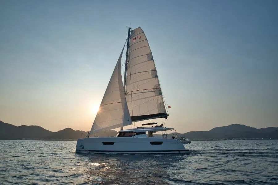 Explore Marmaris on a 13.94m Rental Fountaine Pajot Saona 47 - Fotoğraf 1