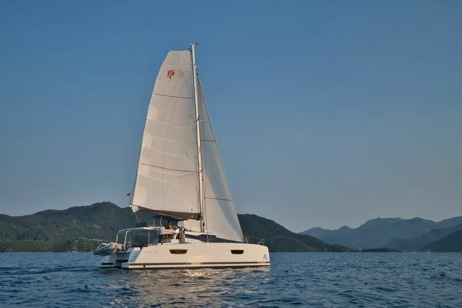 Explore Marmaris on a 13.94m Rental Fountaine Pajot Saona 47 - Fotoğraf 4