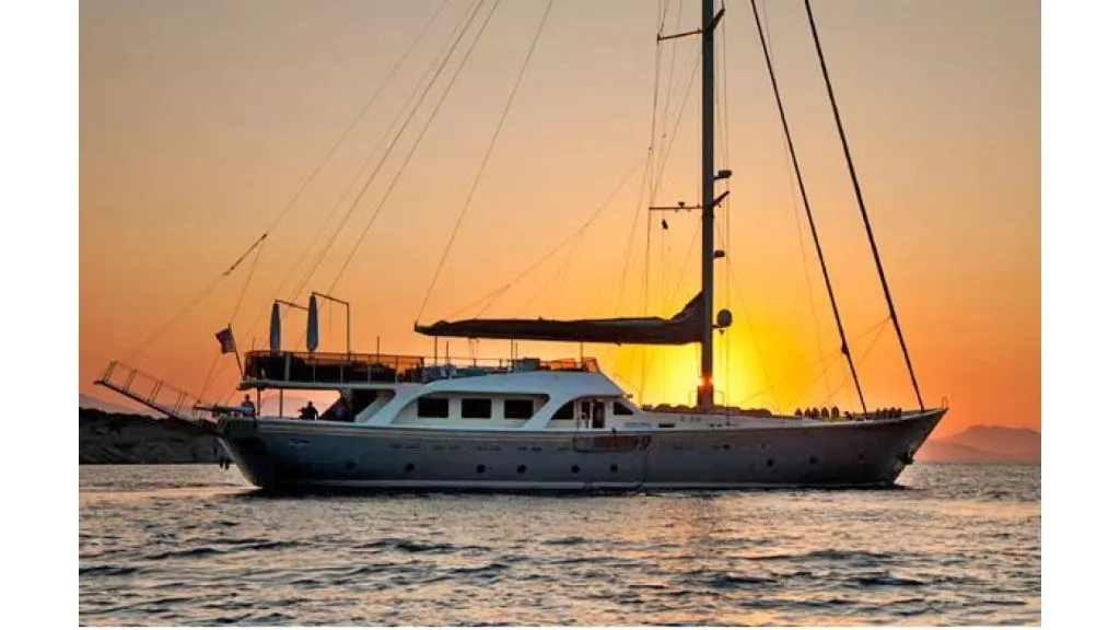 Explore Bodrum on a 33.7m 5 Cabin Gulet Rental - Fotoğraf 4