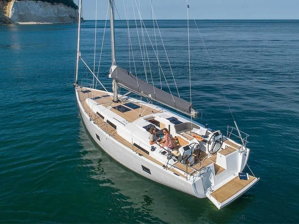 Rent a 9.62m Hanse 458 Sailing Yacht in Marmaris - Fotoğraf 3