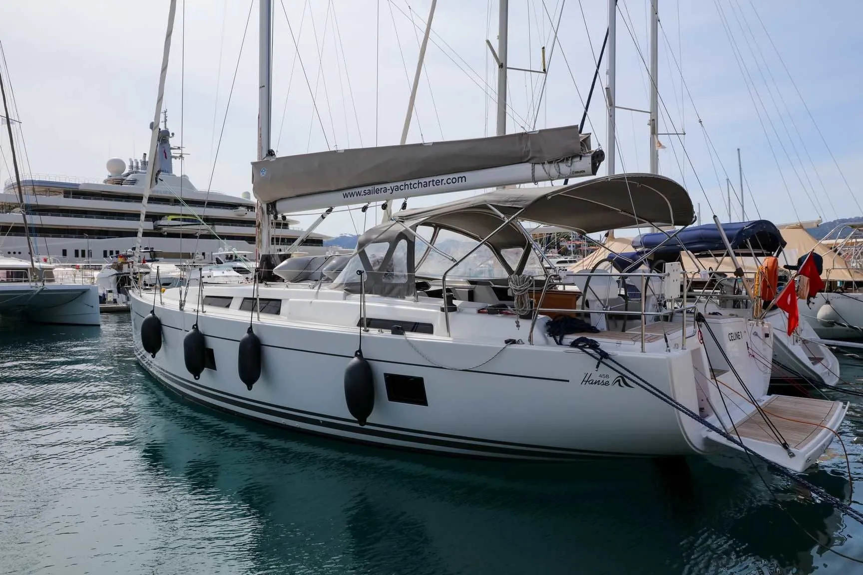 Rent a 9.62m Hanse 458 Sailing Yacht in Marmaris - Fotoğraf 5