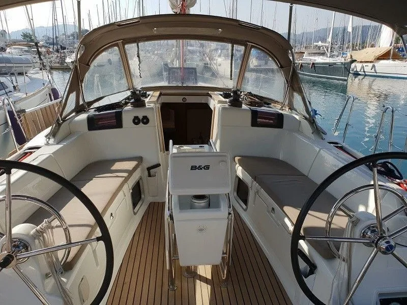 Rent a 12.2m Jeanneau Sun Odyssey 409 Sailing Yacht in Marmaris - Fotoğraf 4