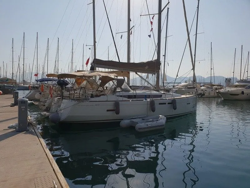 Rent a 12.2m Jeanneau Sun Odyssey 409 Sailing Yacht in Marmaris - Fotoğraf 1