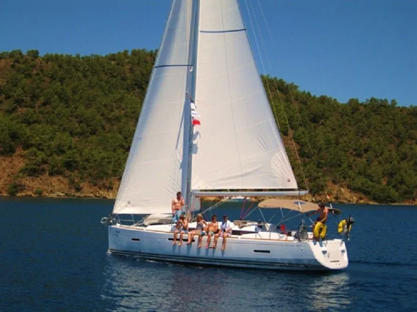 Charter a 12.34m Jeanneau Sun Odyssey 409 Sailing Yacht in Fethiye - Fotoğraf 1