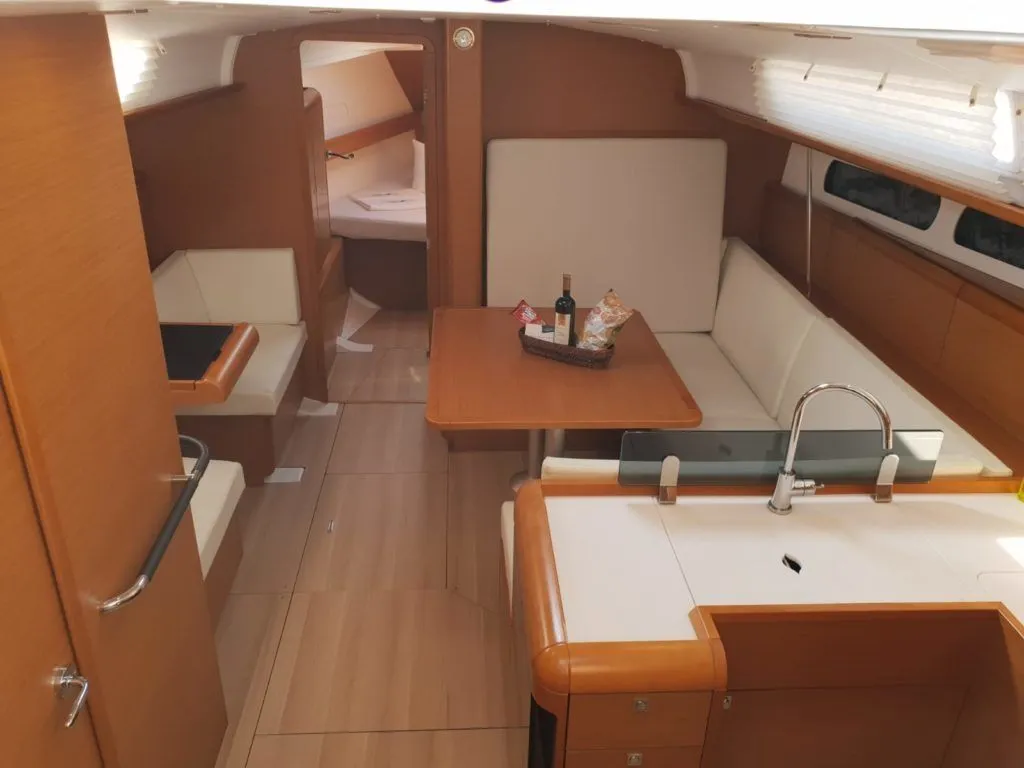 Charter a 12.34m Sailing Yacht Jeanneau Sun Odyssey 409 in Marmaris - Fotoğraf 4