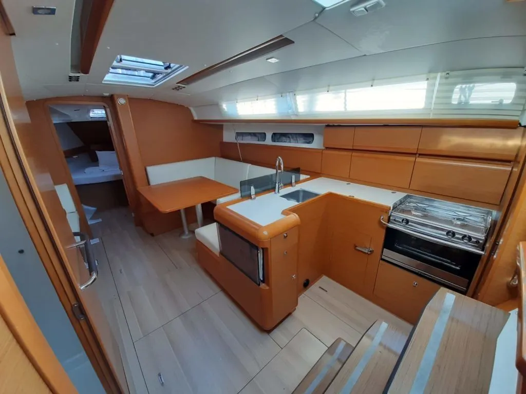Charter a 12.34m Sailing Yacht Jeanneau Sun Odyssey 409 in Marmaris - Fotoğraf 5