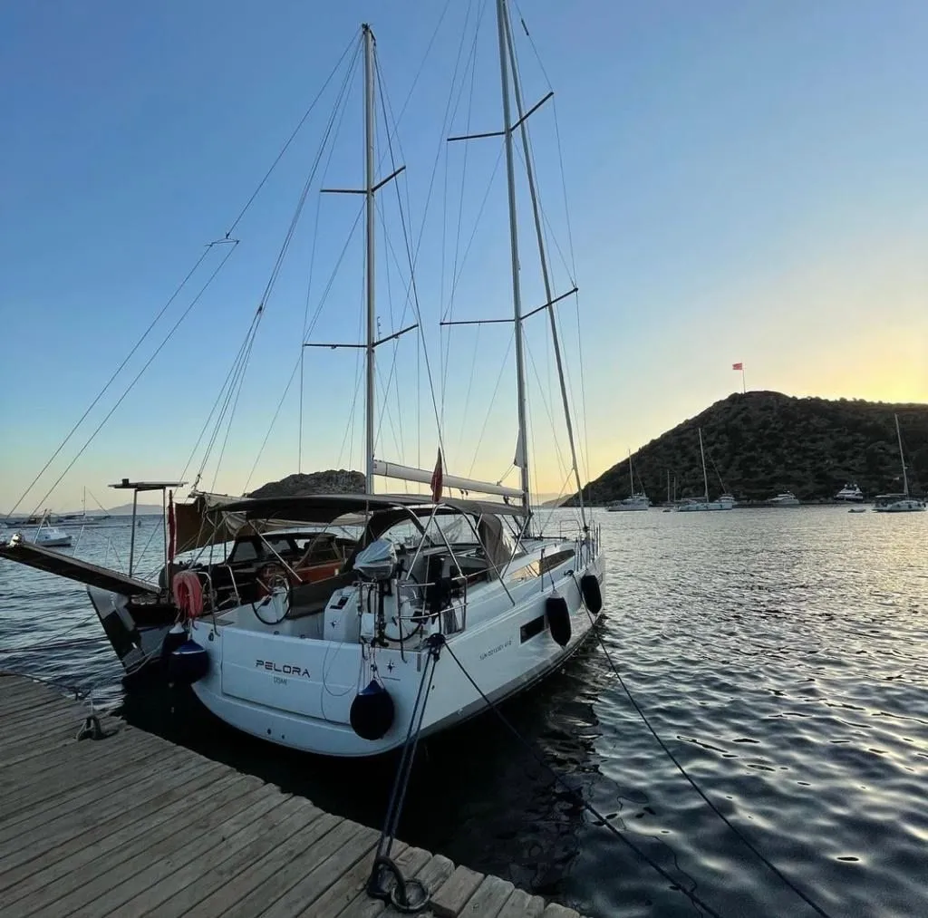 Pelora: Stylish Sailing with 3 Cabins & Captain - Fotoğraf 3