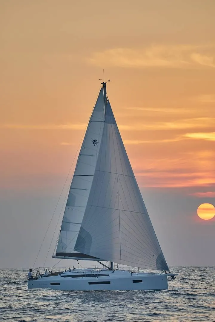 Charter a 12.35m Jeanneau Sun Odyssey 410 Sailing Yacht in Marmaris - Fotoğraf 4