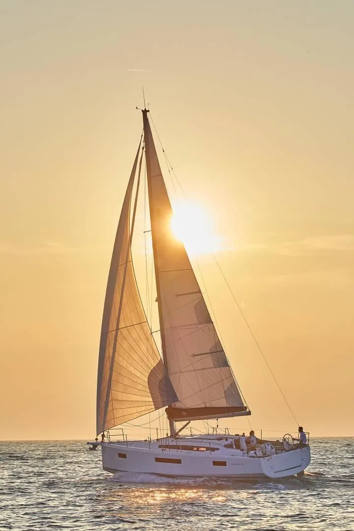 Charter a 12.35m Jeanneau Sun Odyssey 410 Sailing Yacht in Marmaris - Fotoğraf 3