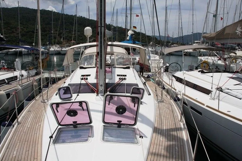 Explore Marmaris on a 15.07m Jeanneau Sun Odyssey 50 Sailing Yacht Rental - Fotoğraf 4