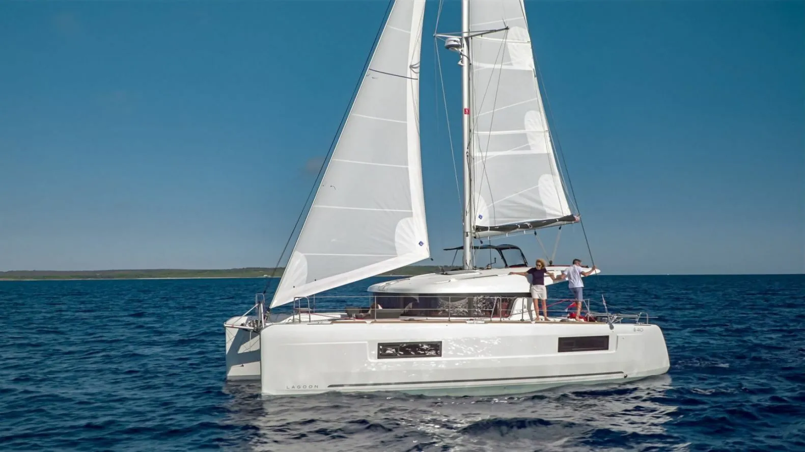 Sail Aries 40: Spacious Catamaran Comfort - Fotoğraf 1