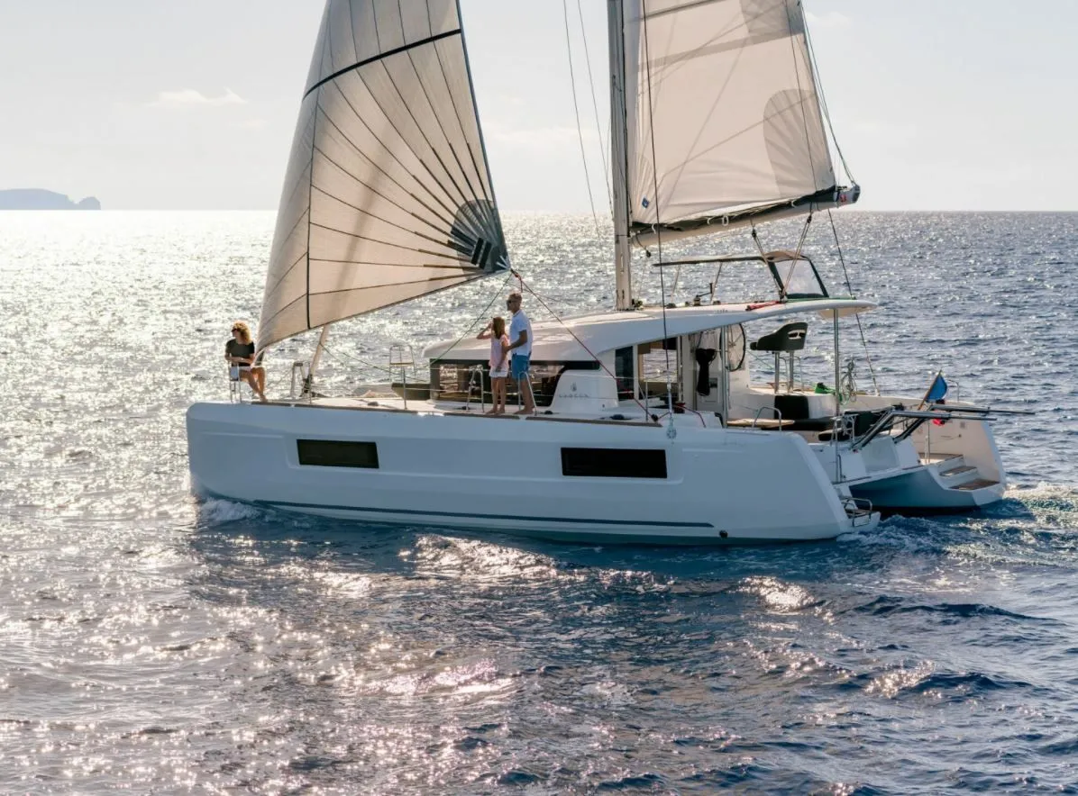 Sail Aries 40: Spacious Catamaran Comfort - Fotoğraf 4