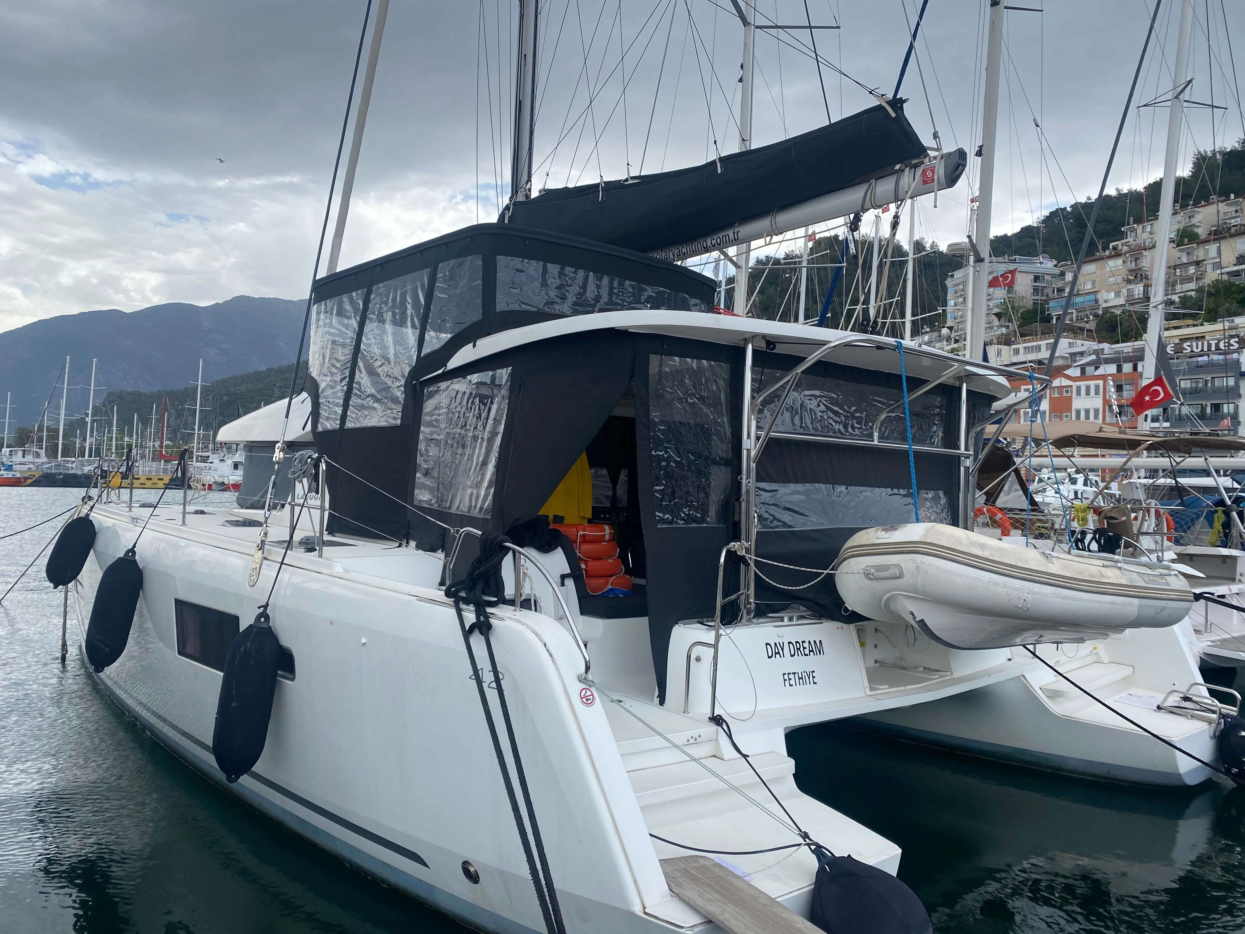 Rent a 12.8m 4 Cabin Catamaran in Fethiye - Fotoğraf 5