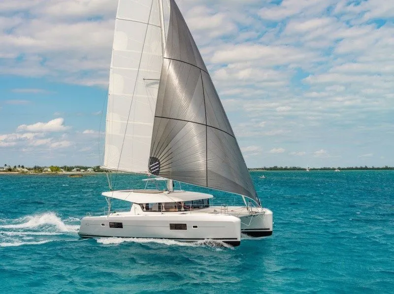 Rent a 12.8m 6 Cabin Catamaran in Göcek - Fotoğraf 1
