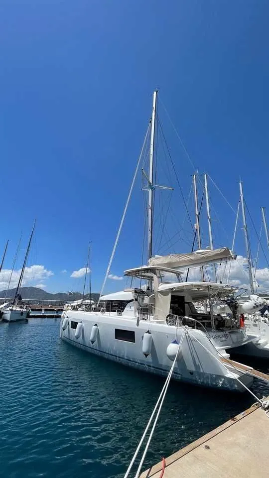 Rent a 12.8m 6 Cabin Catamaran in Marmaris - Fotoğraf 4