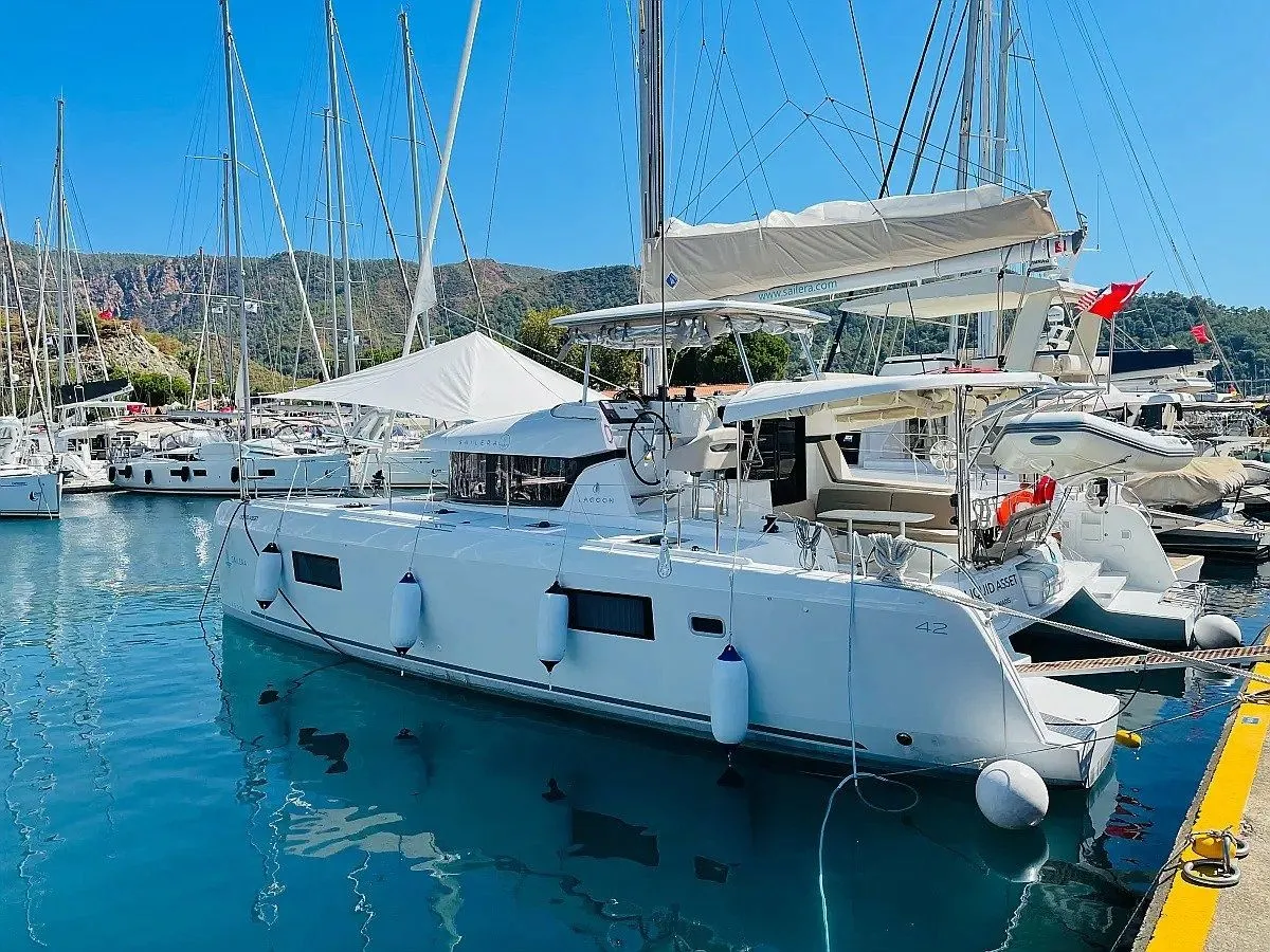Rent a 12.8m 6 Cabin Catamaran in Marmaris - Fotoğraf 1
