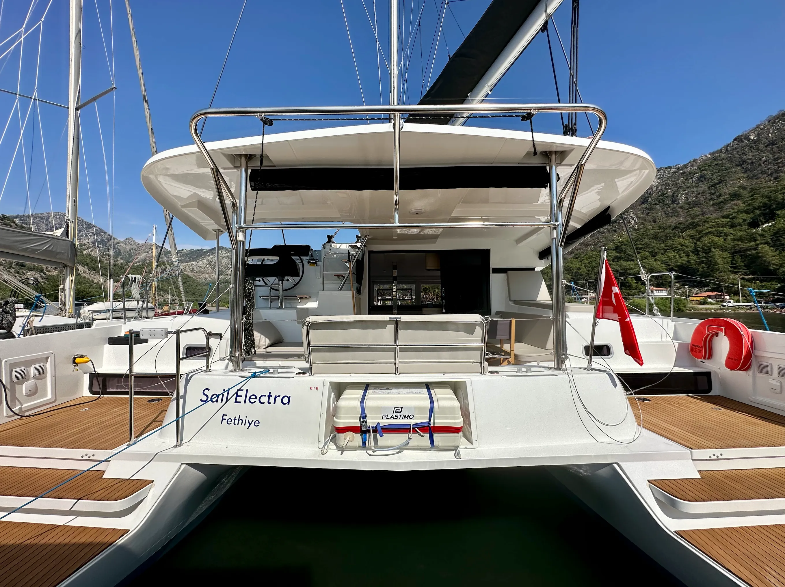 Rent a 12.8m Lagoon 42 Catamaran in Orhaniye - Fotoğraf 1