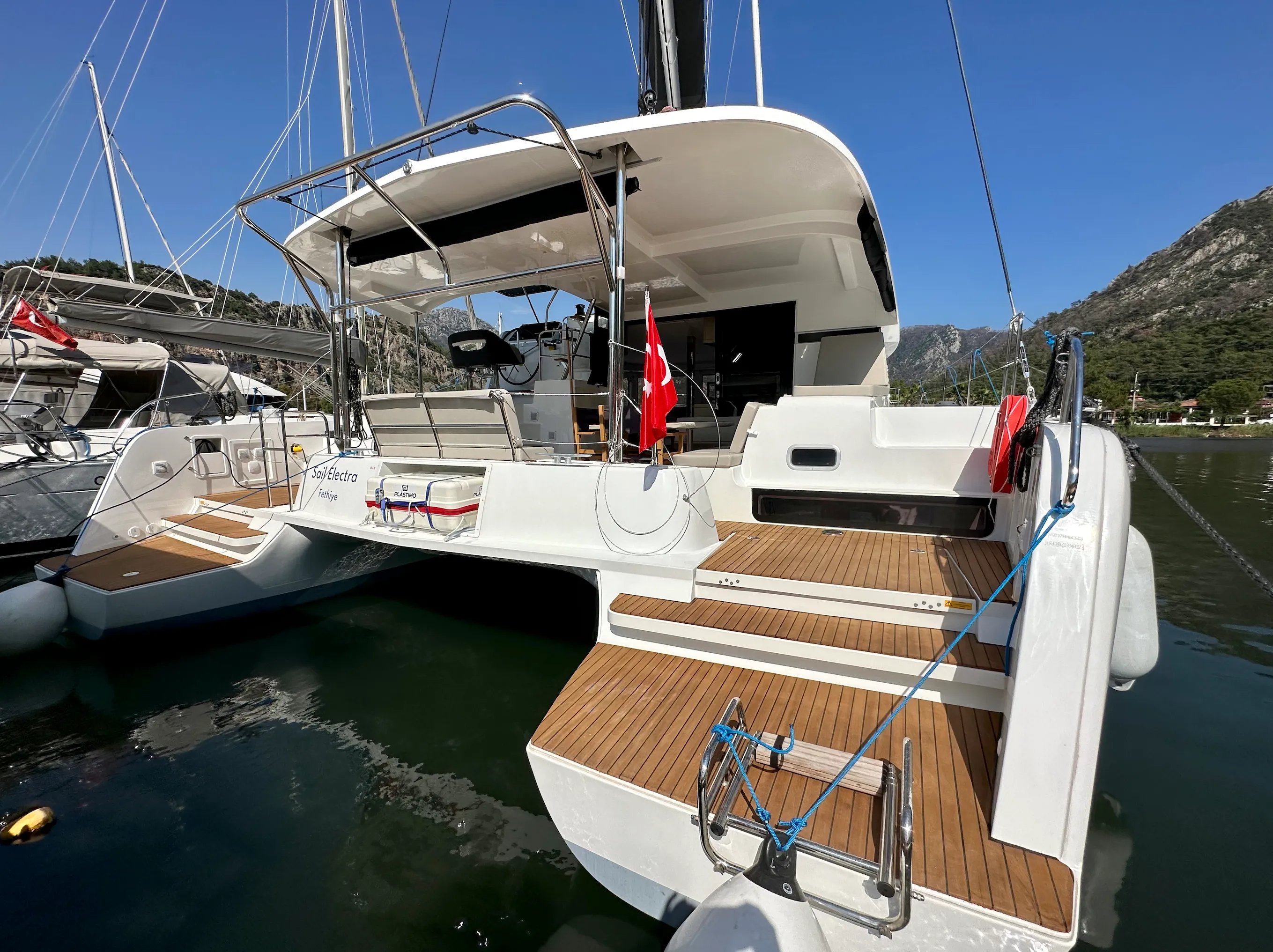 Rent a 12.8m Lagoon 42 Catamaran in Orhaniye - Fotoğraf 3