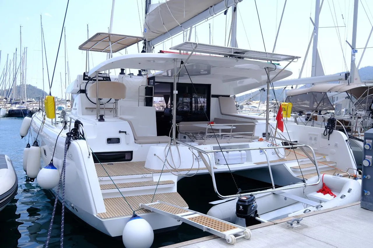 Explore Göcek on a 12.8m Rental Lagoon 42 - Fotoğraf 3