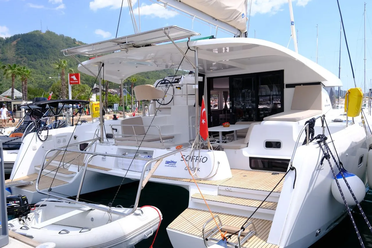 Explore Göcek on a 12.8m Rental Lagoon 42 - Fotoğraf 1