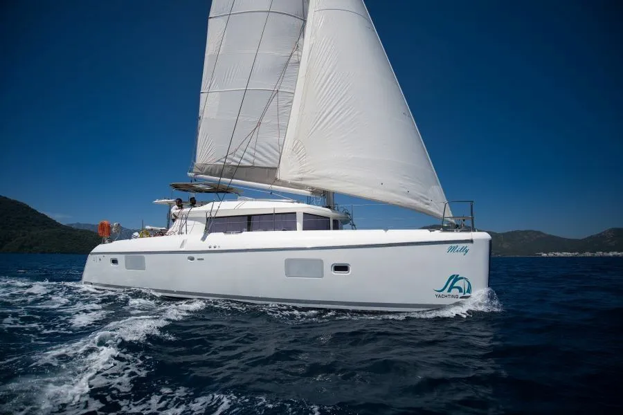 12.61m Marmaris 5 Cabin Catamaran Hire - Fotoğraf 1