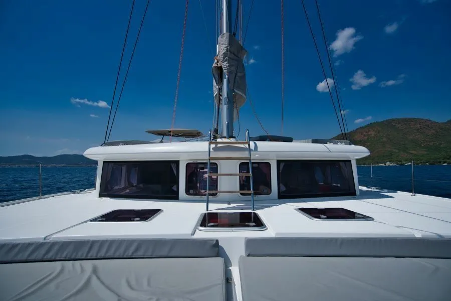 12.61m Marmaris 5 Cabin Catamaran Hire - Fotoğraf 4
