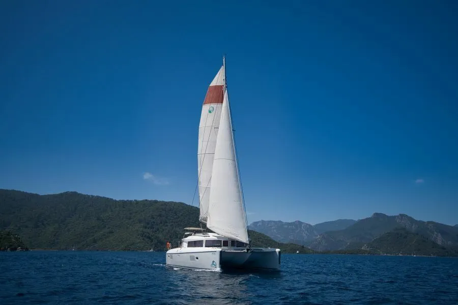 12.61m Marmaris 5 Cabin Catamaran Hire - Fotoğraf 3