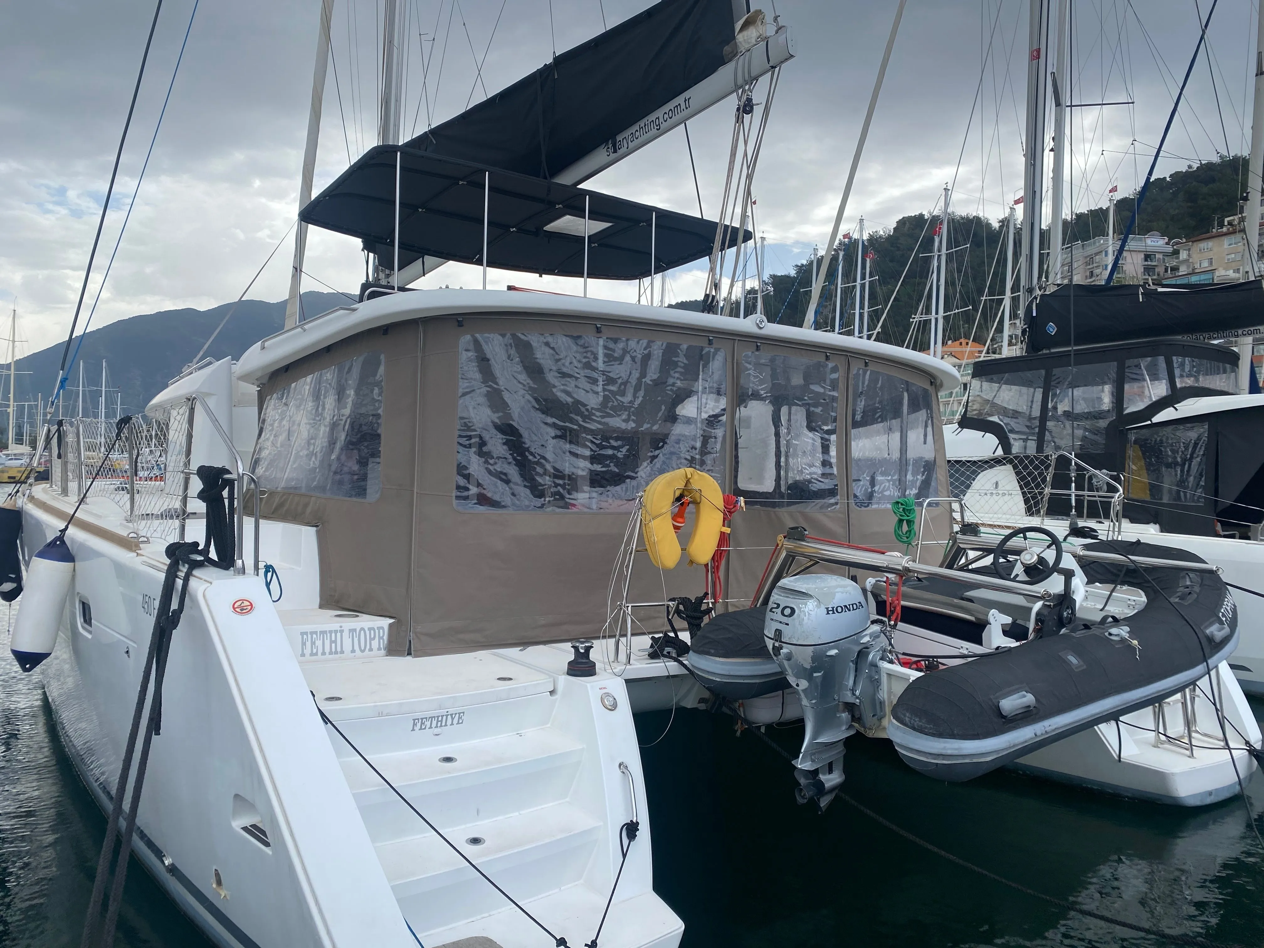 13.96m Fethiye Lagoon 450 F Catamaran Hire - Fotoğraf 3