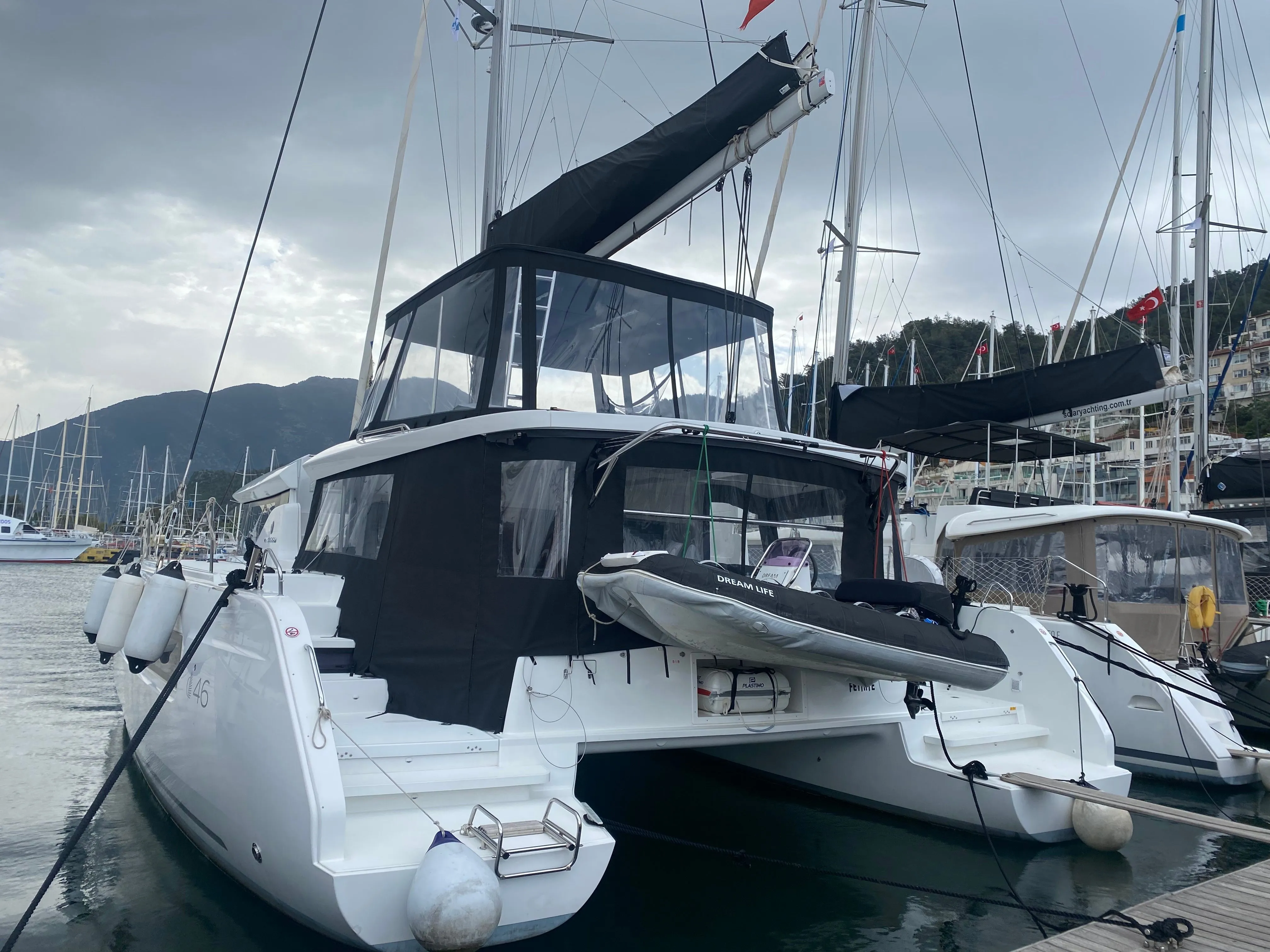 Explore Fethiye on a 13.99m 4 Cabin Catamaran Rental - Fotoğraf 3