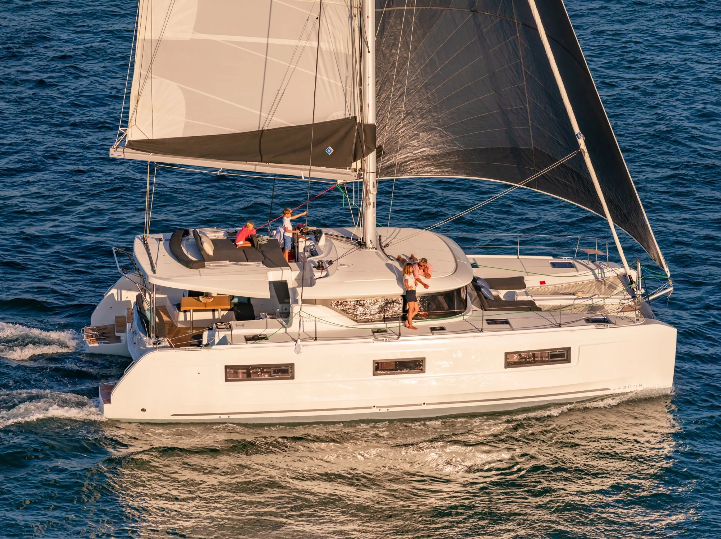 Rent a 13.99m 4 Cabin Catamaran in Marmaris - Fotoğraf 5