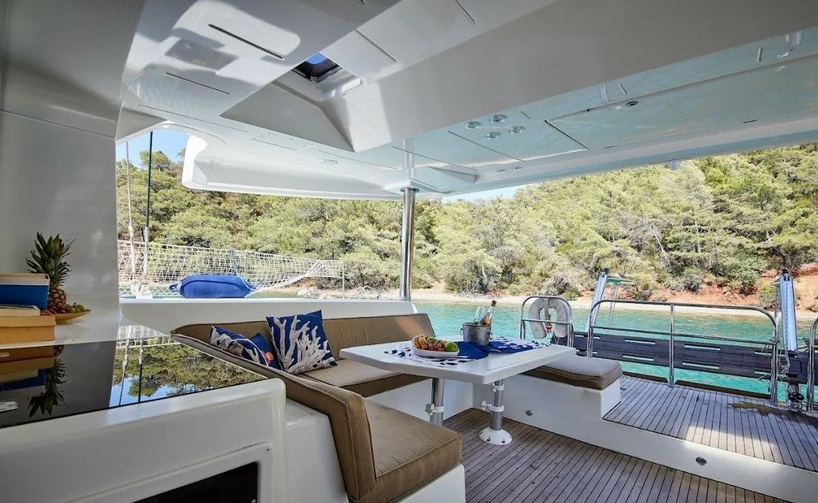Explore Göcek on a 15.85m 6 Cabin Catamaran Rental - Fotoğraf 5