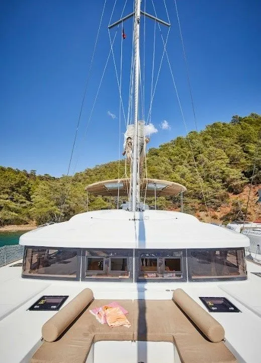 Explore Göcek on a 15.85m 6 Cabin Catamaran Rental - Fotoğraf 3
