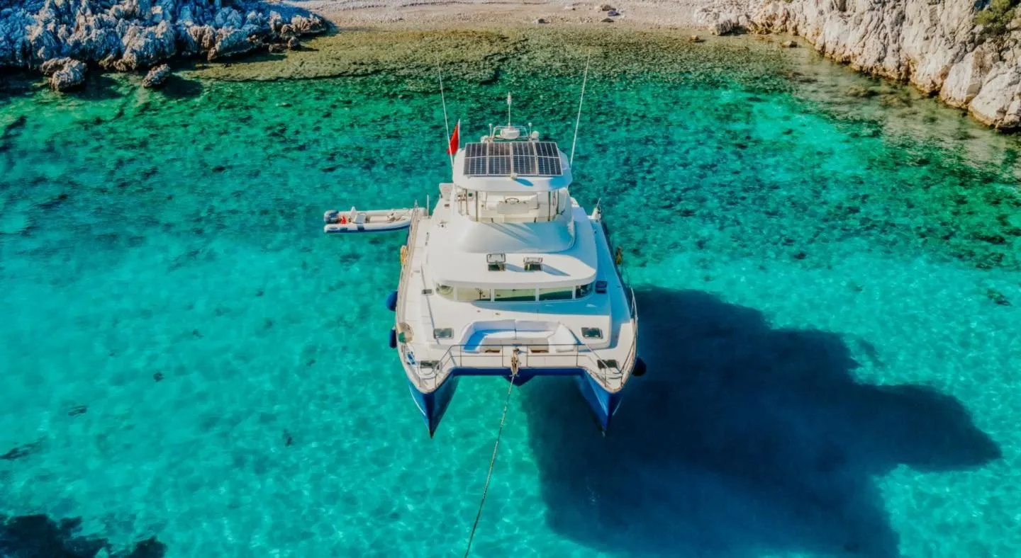 Charter a 13.11m Power Catamaran Lagoon Power 43 in Marmaris - Fotoğraf 4