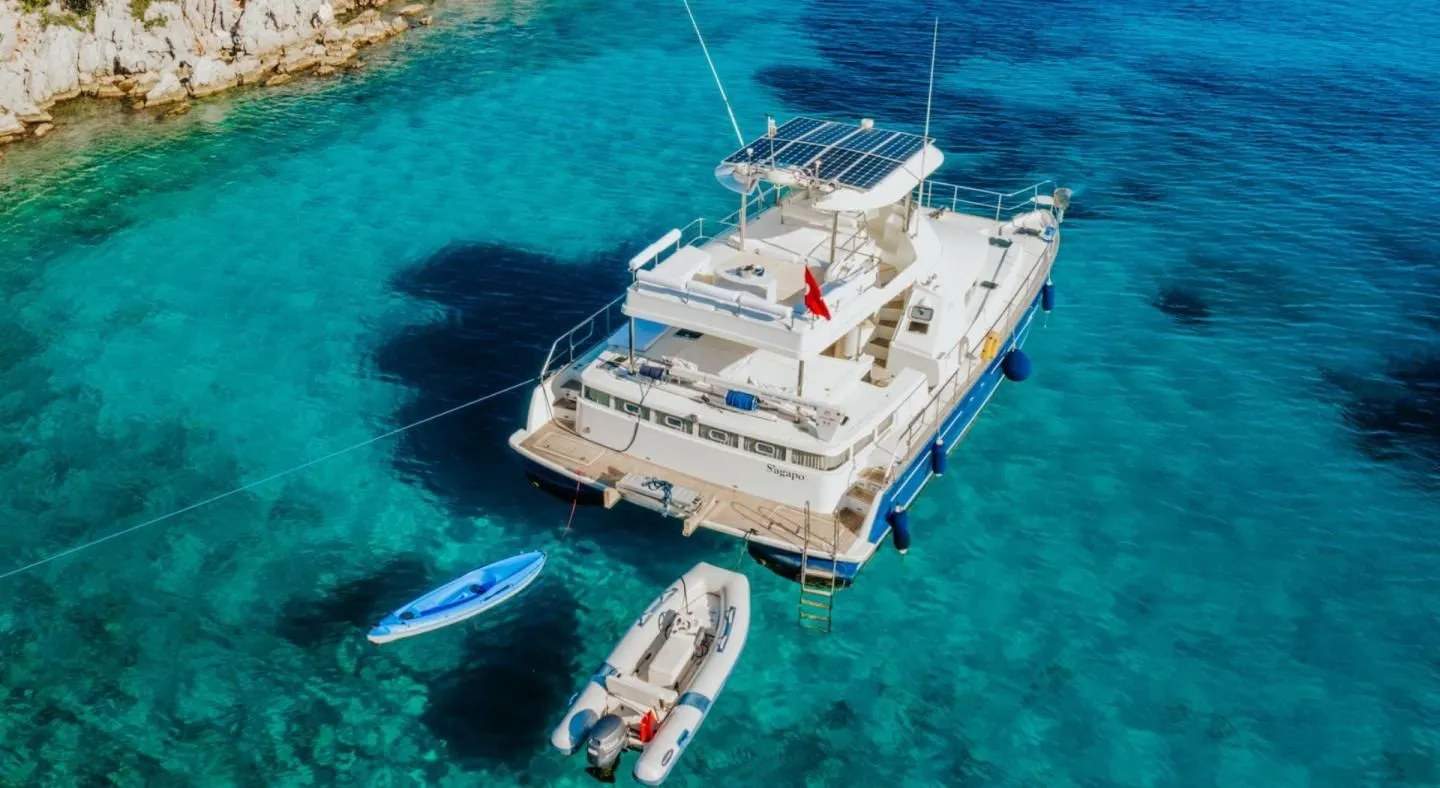 Charter a 13.11m Power Catamaran Lagoon Power 43 in Marmaris - Fotoğraf 3