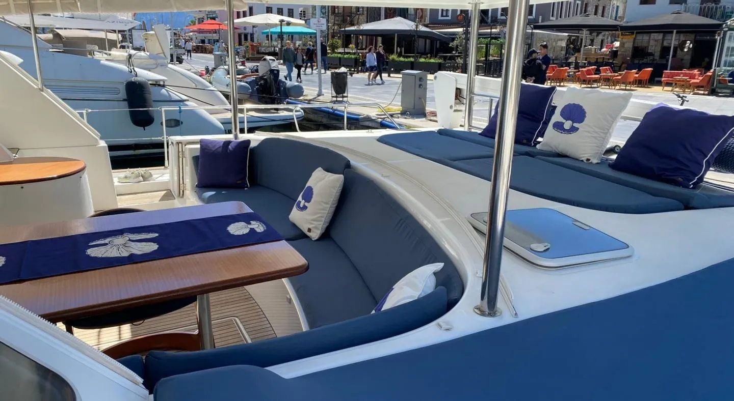 Charter a 13.11m Power Catamaran Lagoon Power 43 in Marmaris - Fotoğraf 5